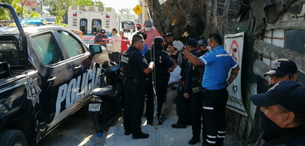 Choca combi contra patrulla en Playa del Carmen; motociclista también fue impactado