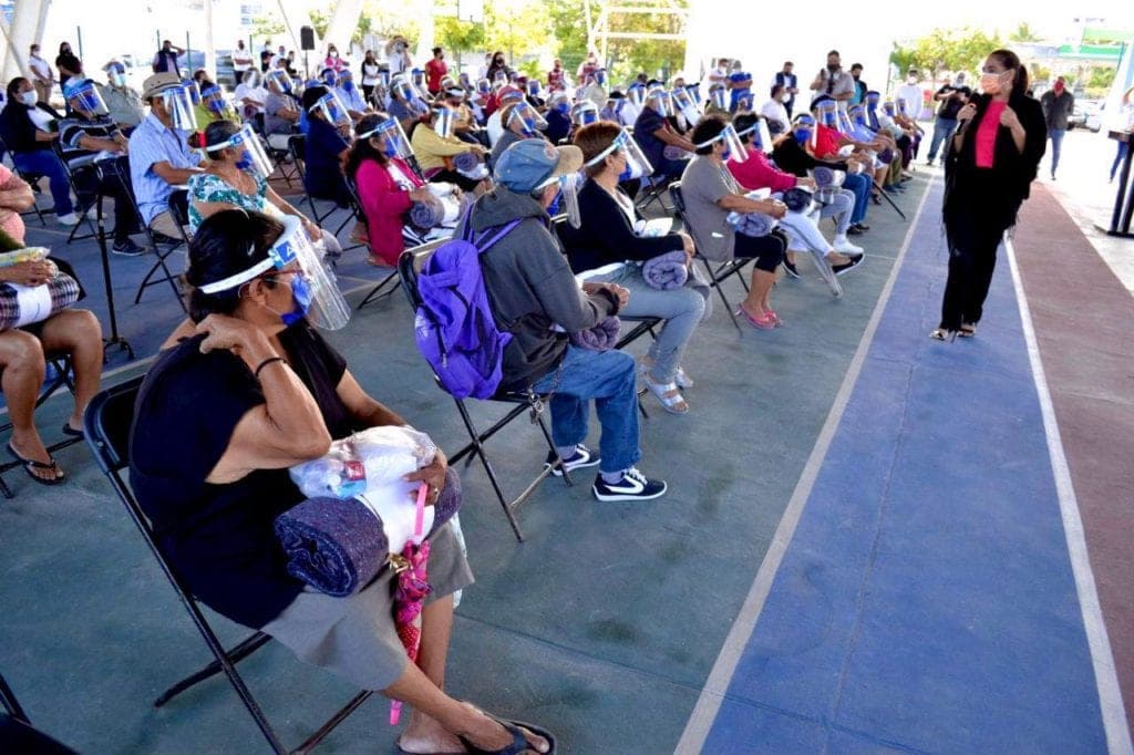 Entregan insumos a adultos mayores de Bonfil y Puerto Juárez
