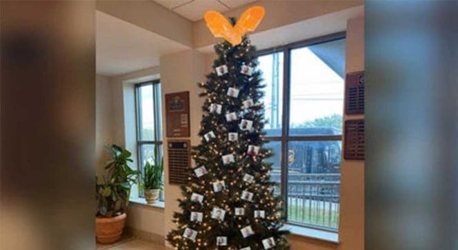 Comisaría adorna su árbol de navidad con fotos de 'matones' que capturaron