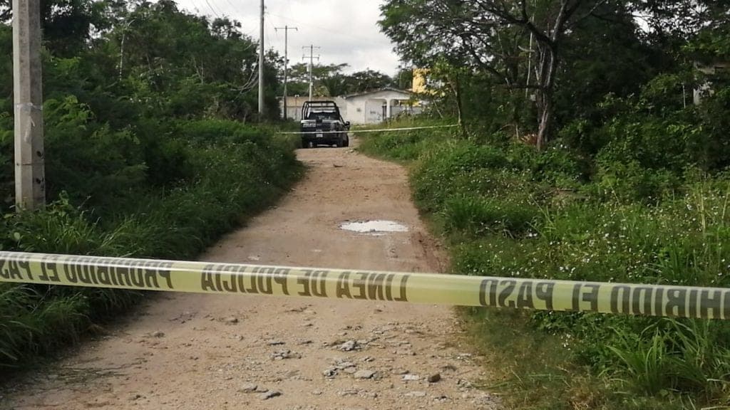 Hallan cuerpo embolsado en una calle de Cancún
