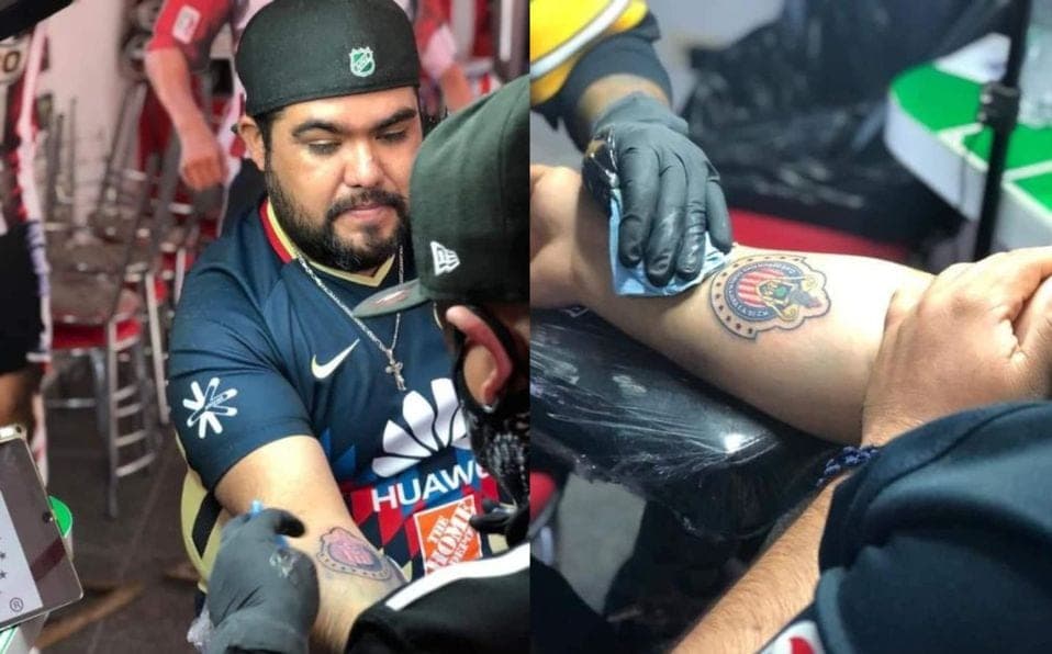 ¡Cumplió su apuesta! Aficionado del América se tatúa escudo de las Chivas