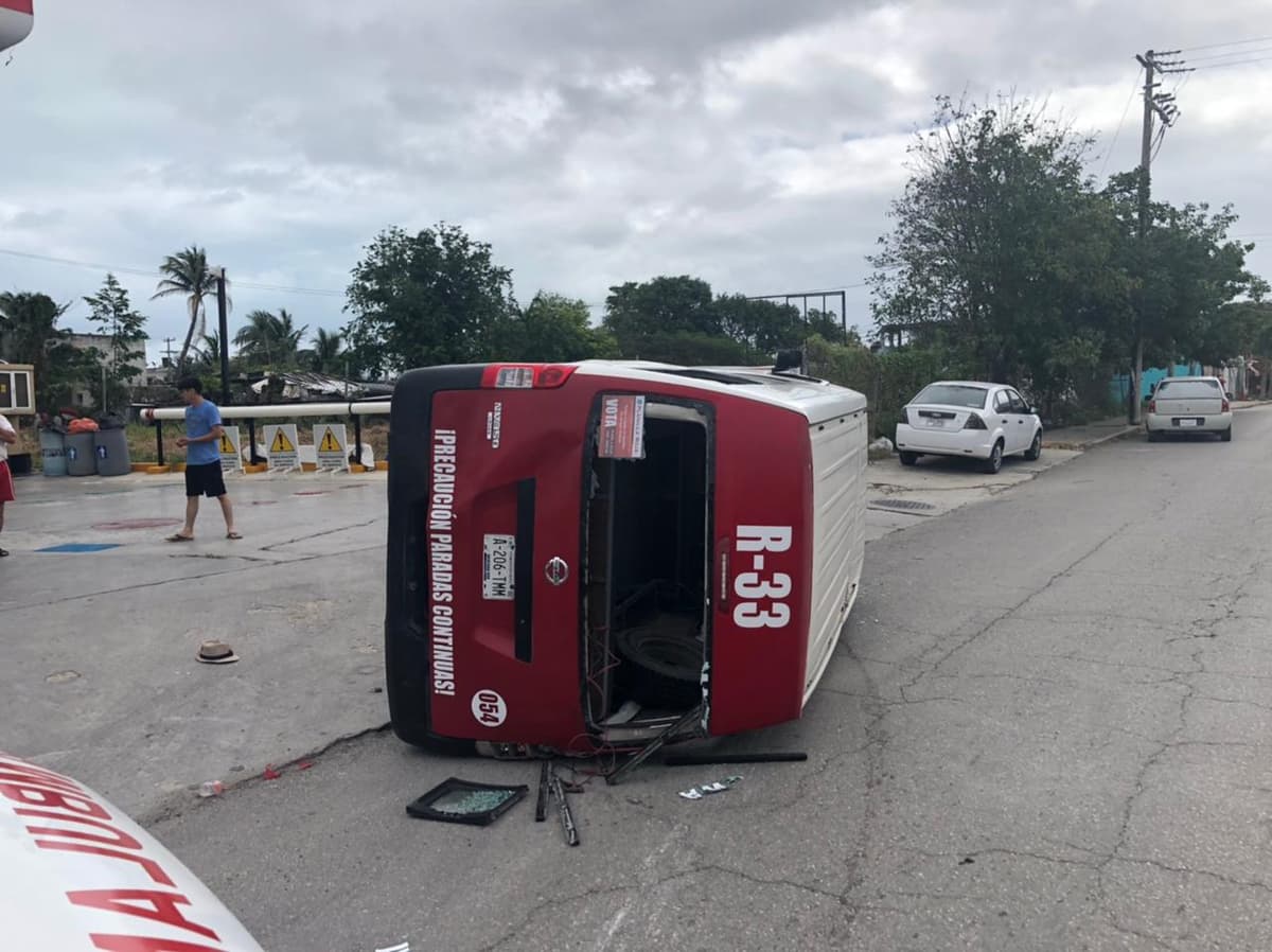 Vuelca combi y deja a siete heridos, en Cancún