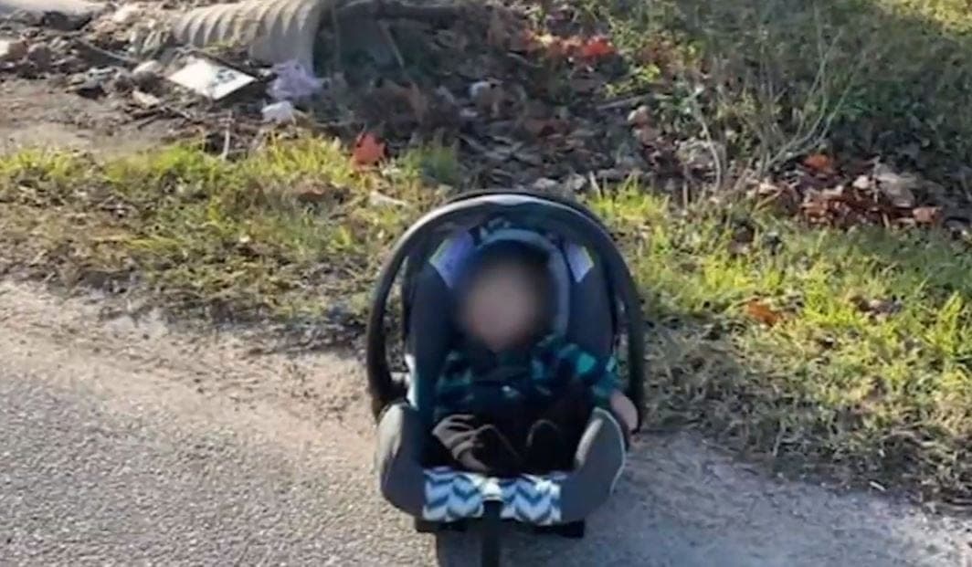 Repartidor mexicano de Amazon rescata a bebé abandonado en una carretera. 'quería llorar'