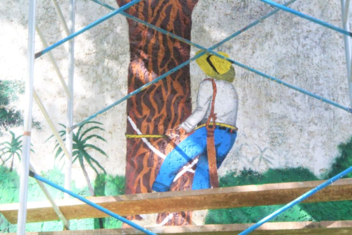 Devuelven color al “Árbol Chiclero”, mural patrimonio de Cancún