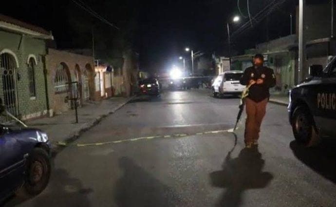 Abuelo balea a ladrón que se metió a su casa, la policía se lo lleva detenido