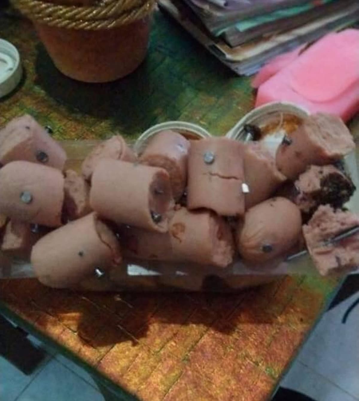 Tiran salchichas con clavos dentro, para matar a perros