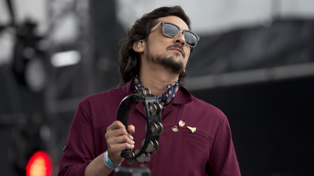 Más cuentas de Twitter bloqueadas, ahora fue el turno de León Larregui