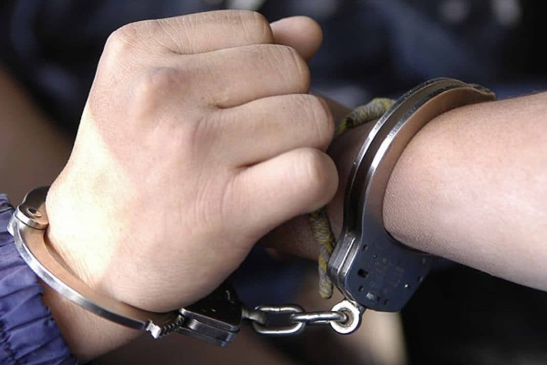 Hombre obliga a su hijo de 10 años a declararse culpable de un delito que él cometió, lo detuvieron