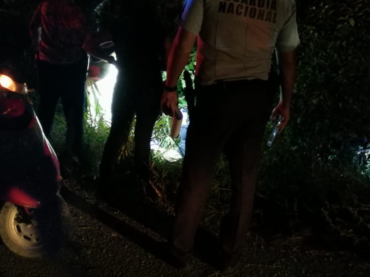 Muere motociclista en carretera luego de que se saliera de la cinta asfáltica