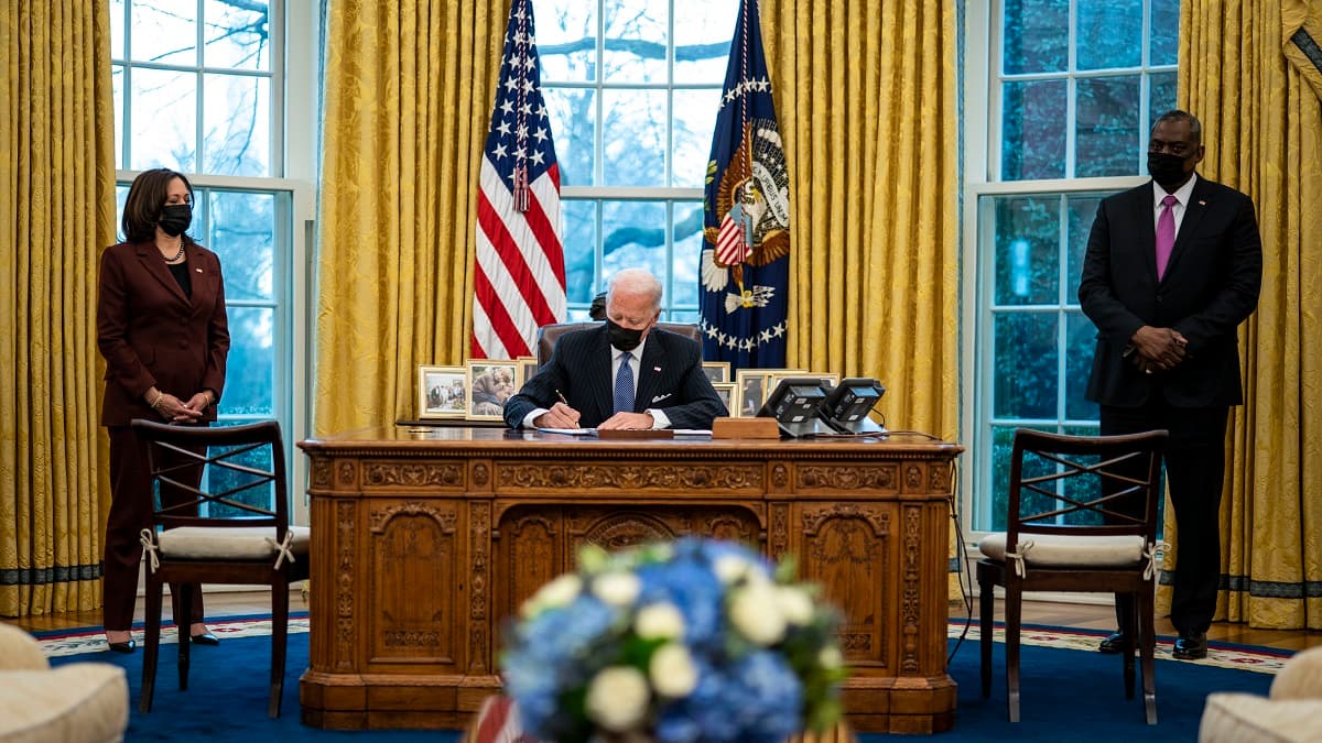 Biden anula prohibición de transgéneros en fuerzas armadas