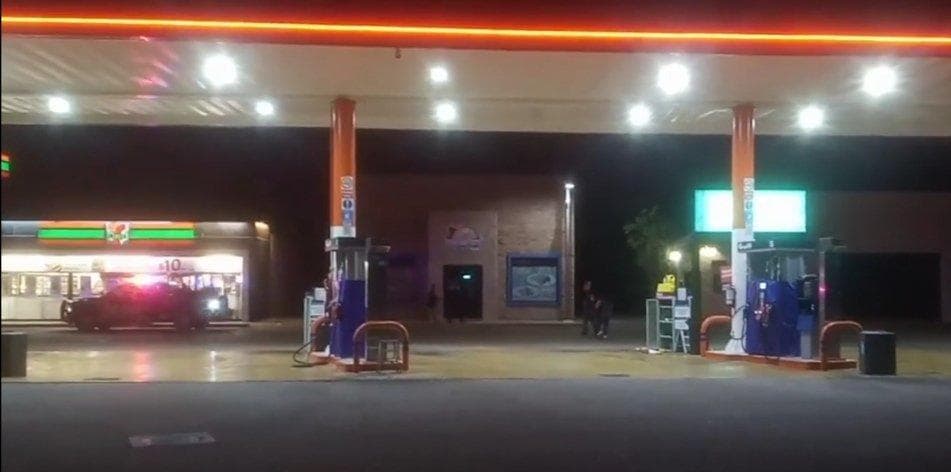 ¡Banda de 20 delincuentes! se roba cajero de una gasolinera en Cancún