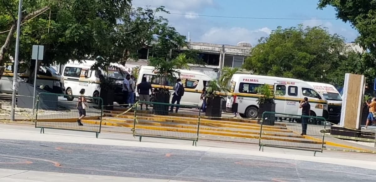 Se manifiestan chóferes de combis de Maya Caribe en Cancún