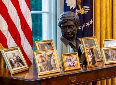 Biden coloca busto del mexicanoamericano César Chávez en la Casa Blanca, líder de los derechos laborales