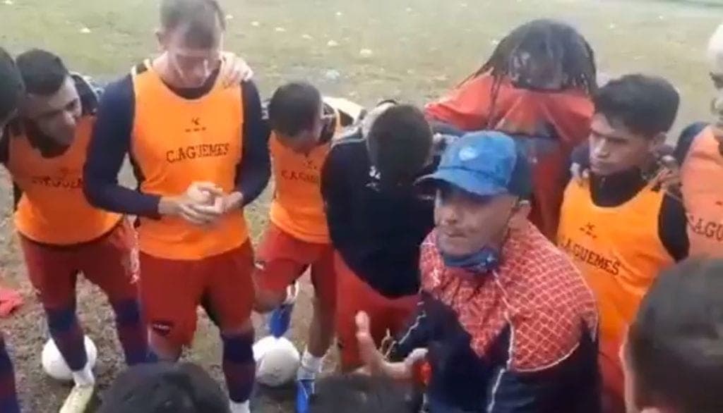 Video: Entrenador usa ejemplos machistas para motivar a jugadores y lo repudian en redes