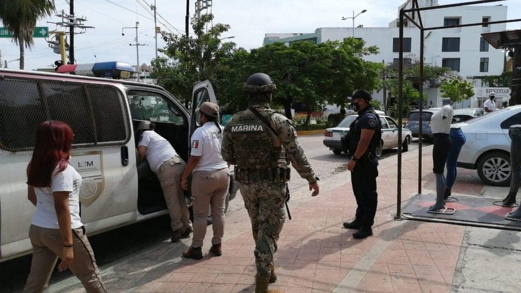 ¡Operativo! Migración va tras indocumentados en el centro de Cancún