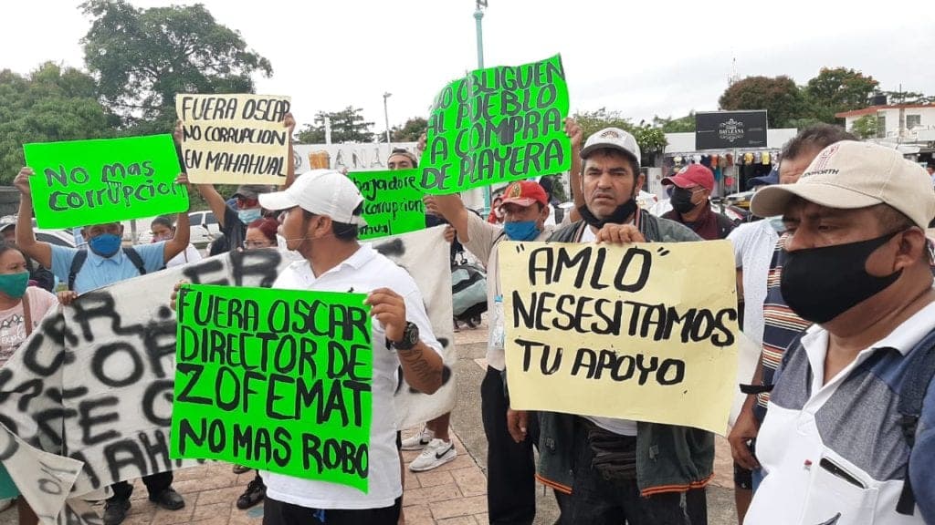 Exhiben los "moches" que recibe el director de Zofemat en Mahahual