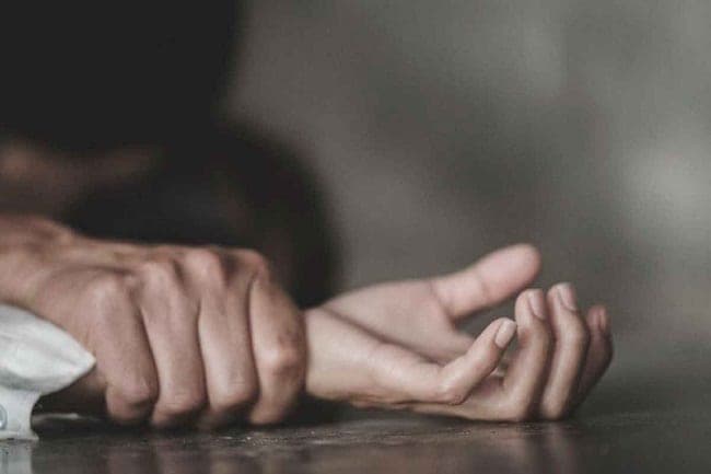 Mujer acude a la policía a denunciar que 5 hombres abusaron de ella y un funcionario la viola