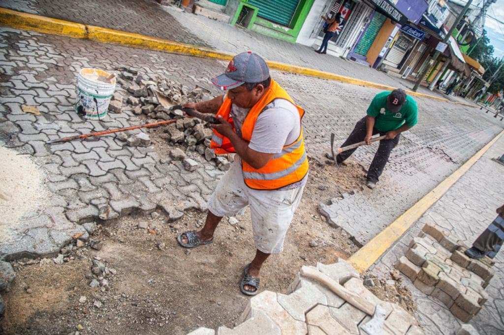 Continúan los trabajos de mantenimiento en la Avenida Tulum