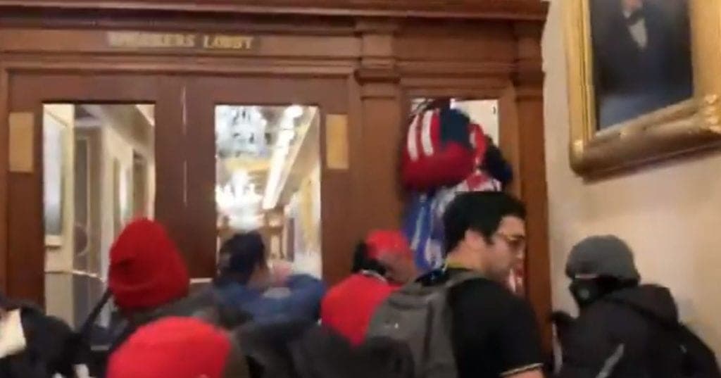 Video: Captan momento en que seguidora de Trump recibe un disparo durante toma del Capitolio