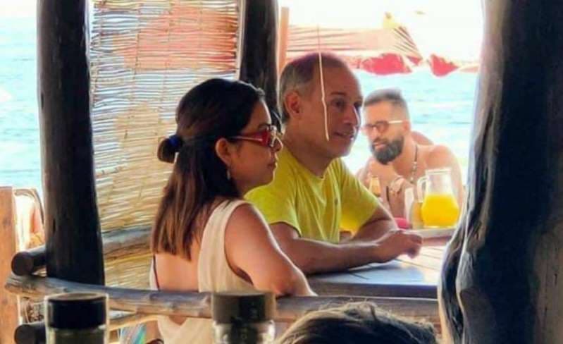 ¿Quién es la novia con la que López Gatell violó la sana distancia en la playa?