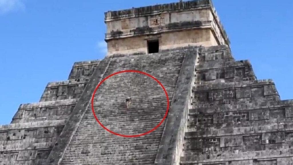 Video: Mujer sube a pirámide de Chichén Itzá a tirar las cenizas de su difunto marido