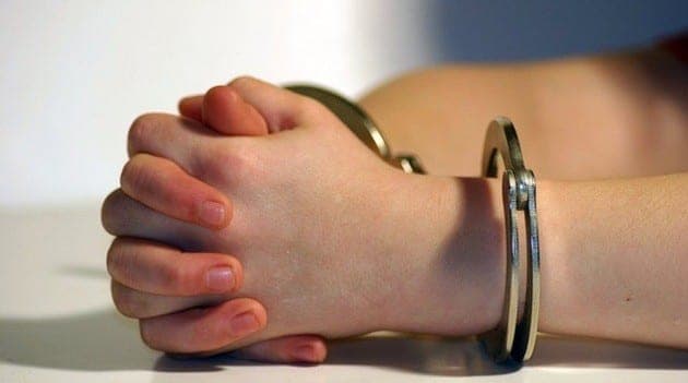 Detienen a mujer por quitarle la vida a sus dos hijos con una almohada, se cortó las venas