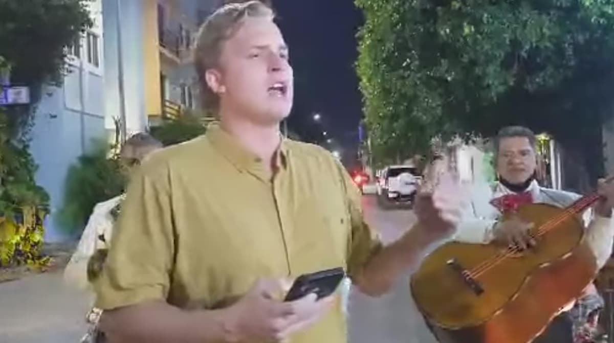 Sorprende gringo ranchero cantando canciones mexicanas en la Quinta Avenida