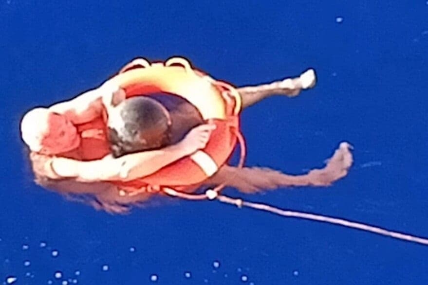 ¡La basura lo salvó! Naufrago sobrevive 14 horas en el mar gracias a trozo de plástico