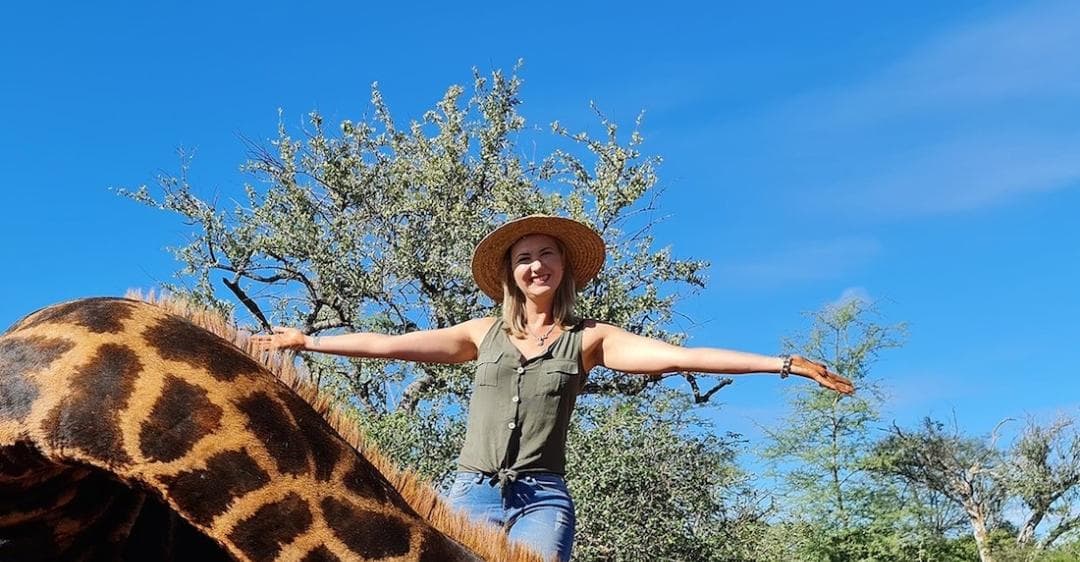 Fotos: Indigna en redes cazadora que presume el corazón de una jirafa