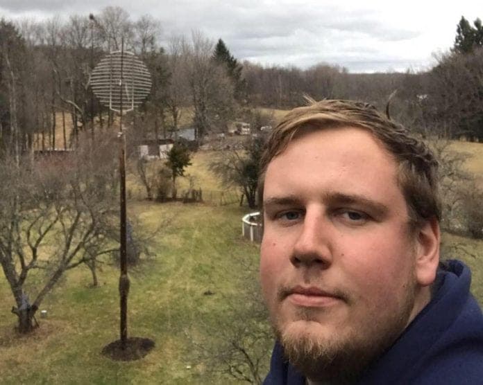 Hombre muere al explotarle un dispositivo el día en que revelaría el sexo de su hijo