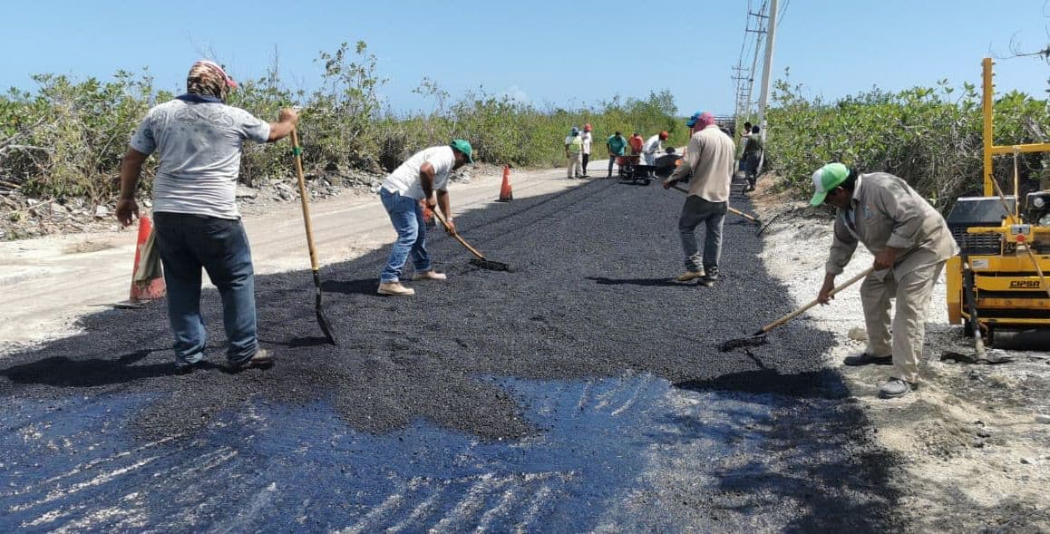Rehabilitan carpeta asfáltica en tramo principal a la Bahía Petempich