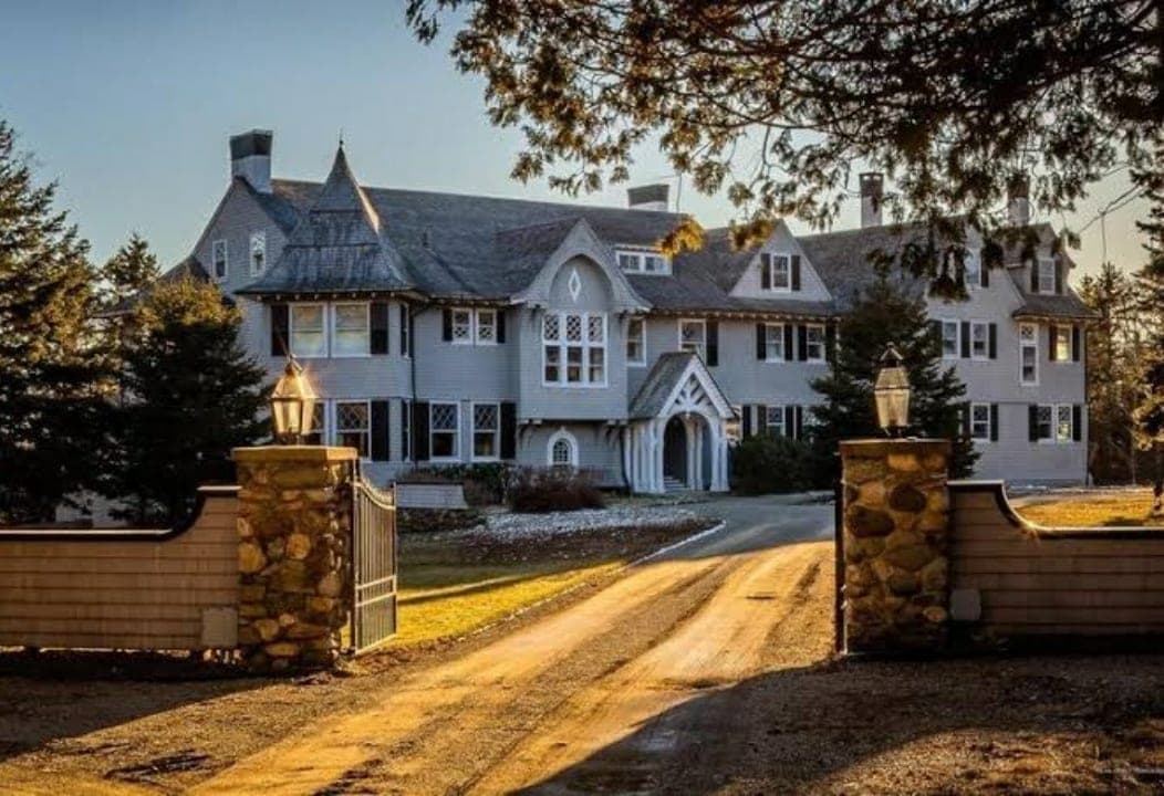 John Travolta pone en venta la mansión donde convivió con su esposa Kelly Preston