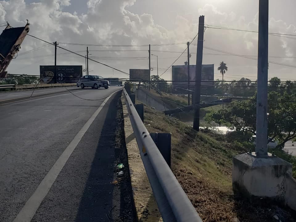 Trailer derriba cables de alta tensión en puente de acceso al aeropuerto de Cancún