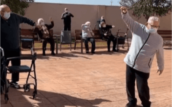 Felicidad nivel: abuelitos celebran con baile de TikTok que fueron vacunados contra COVID
