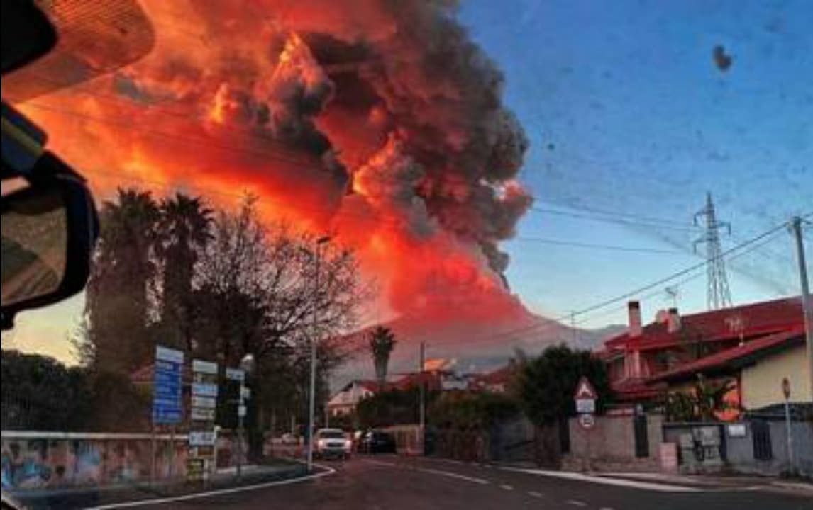 Video: Espectacular erupción del volcán Etna provoca impactante lluvia de piedras