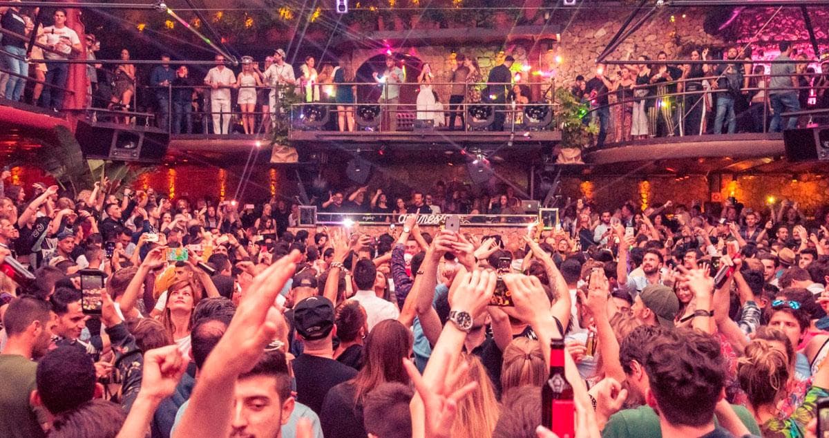 Fiestas ilegales proliferan en Madrid pese a restricciones anticovid