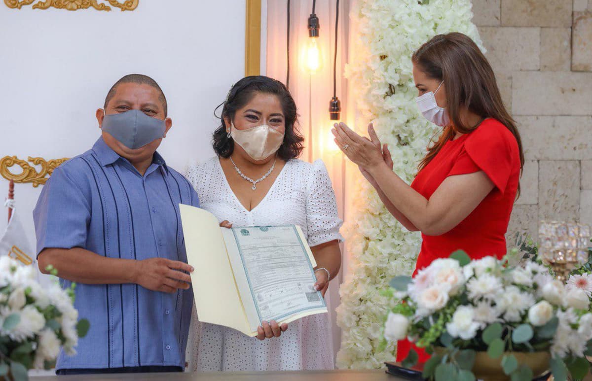 Otorgan certeza jurídica en Cancún a 77 parejas en “Bodas Colectivas 2021”