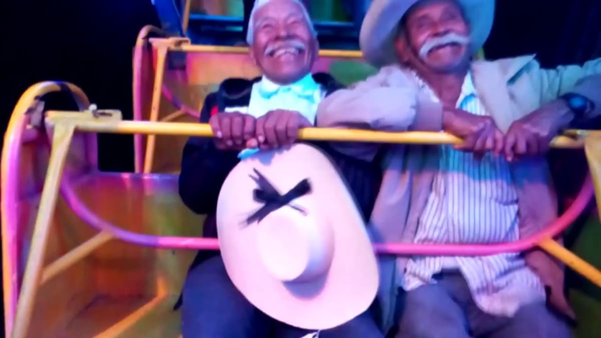 VIDEO: ¡Abuelitos se suben a juego de feria y su divertida reacción se vuelve viral