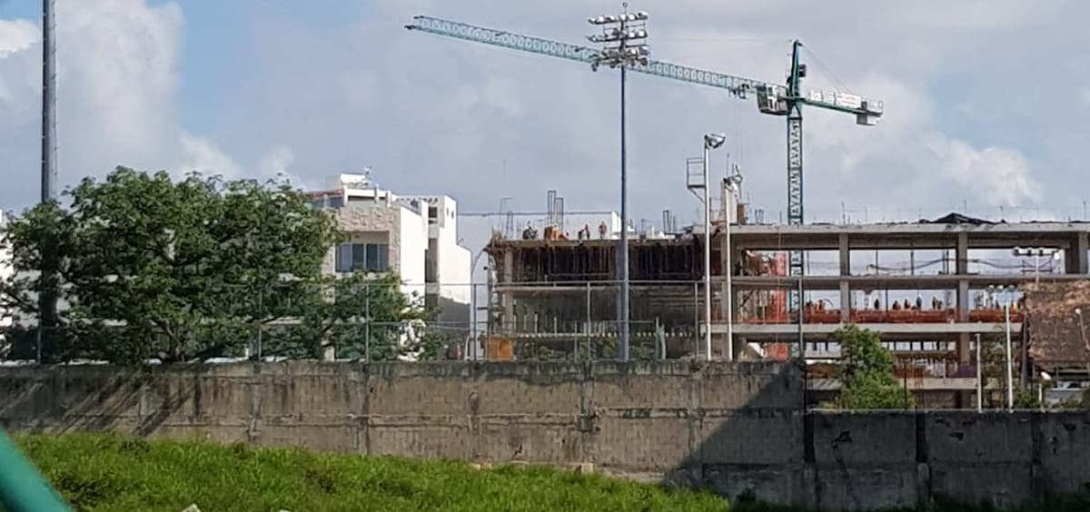 Denuncian vecinos obra sin permisos en la colonia Gonzalo Guerrero de Playa del Carmen