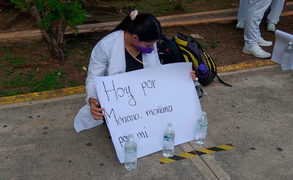 Plantón de pasantes de Medicina para exigir vacunas contra la  covid-19