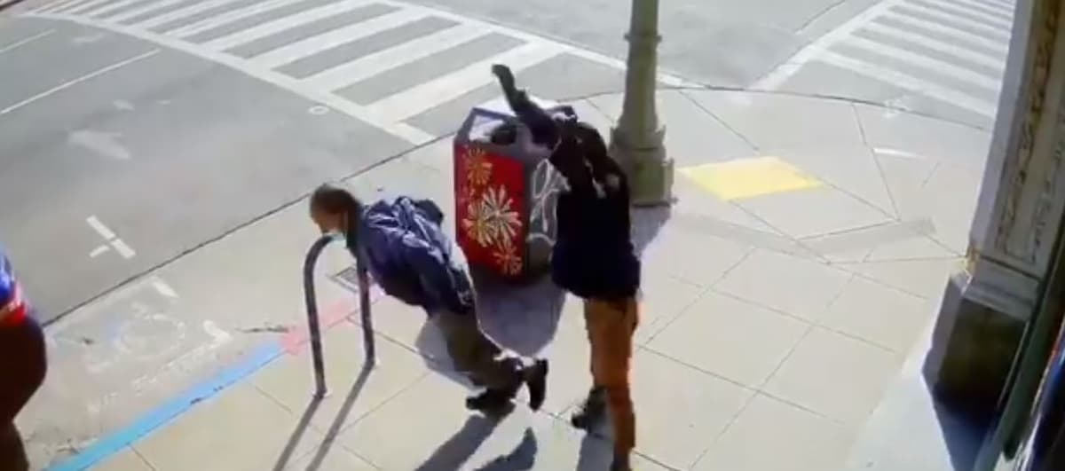 Video: Captan a sujeto encapuchado empujando brutalmente a abuelito de 91 años