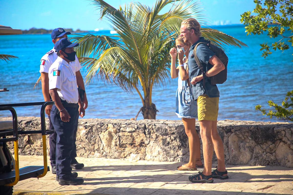 Continúan los protocolos en playas de Isla Mujeres para el ingreso de bañistas