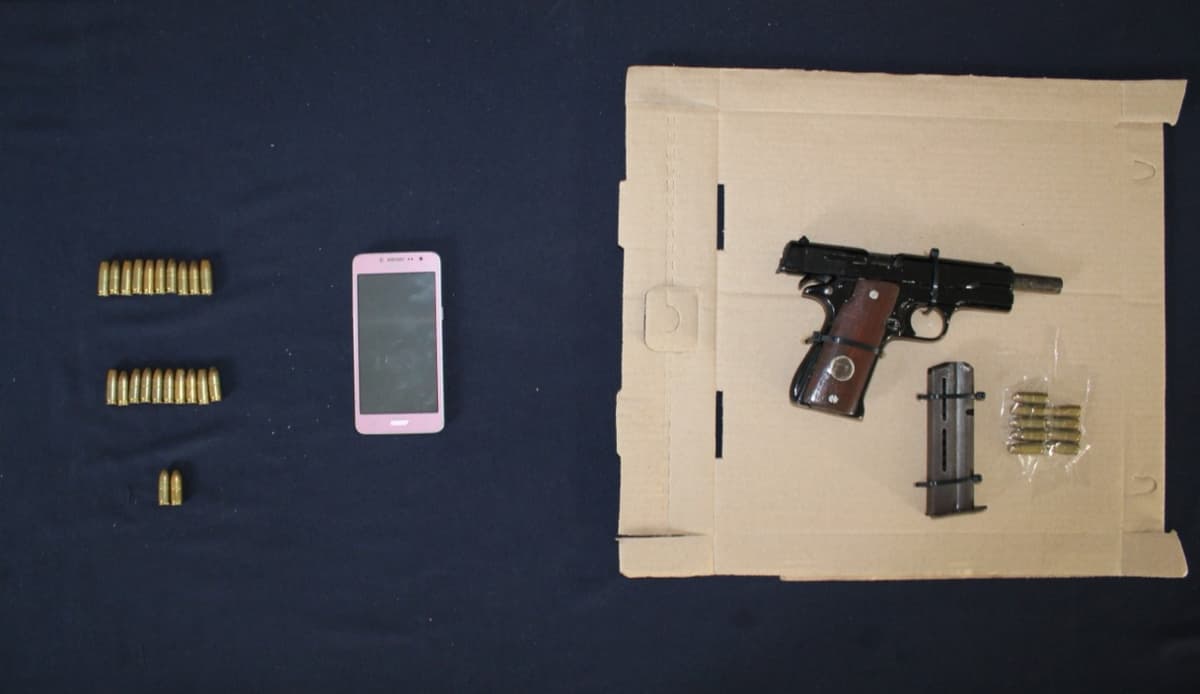 Policía de Tulum y Guardia Nacional aseguran a hombre y mujer en posesión de armamento