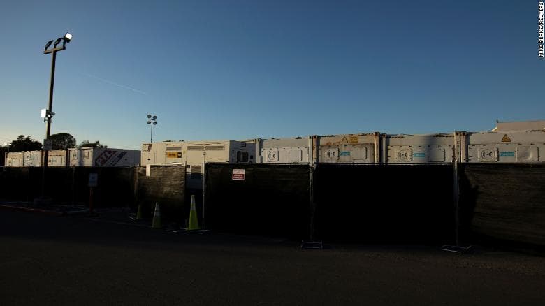 Cementerio más grande de EU refrigera cadáveres, ante aumento de muertes por COVID-19
