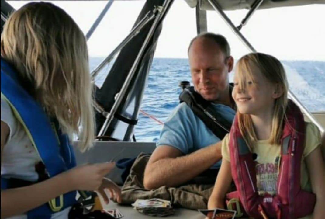 Huyen del Covid-19 y viajan en su barco por todo el mundo