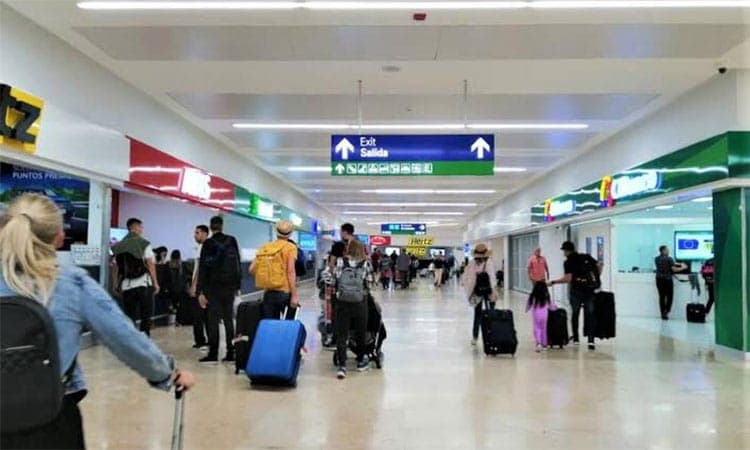 Detienen a 124 rumanos en aeropuerto de Cancún