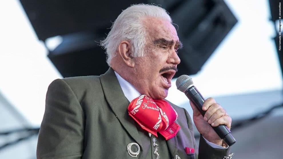 Filtran otro momento en que Vicente Fernández le toca el seno a una fan