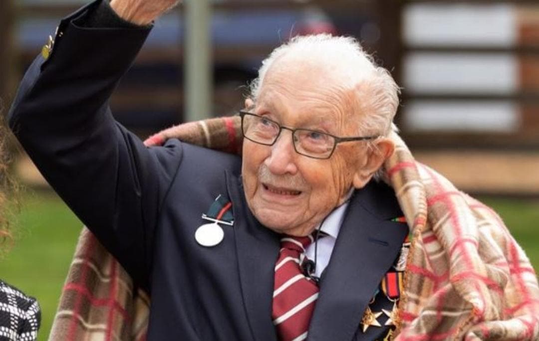 Enferma de Covid-19 abuelito británico que recaudó dinero para lucha contra el virus