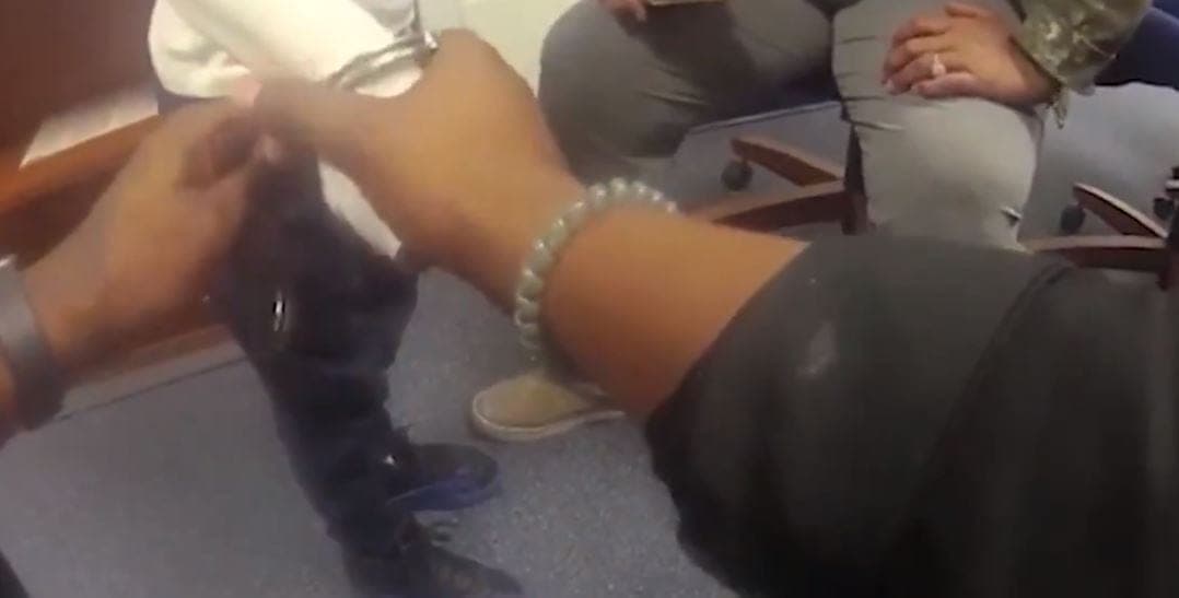 Video: Policías le gritan a niño de 5 años, lo maltratan y amenazan con las esposas