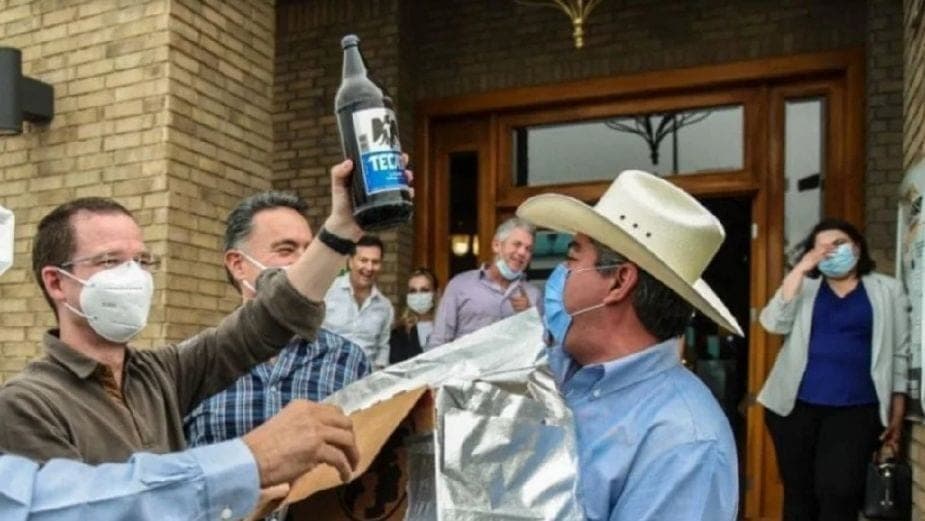 Reciben a Ricardo Anaya con caguamas en Monclova y se vuelve viral